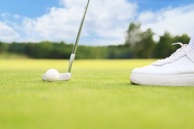 Güneşli bir günde golf sahasına demirle yaklaşıyoruz.