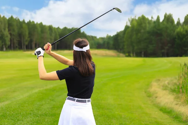 Mulher Golfista Bate Fairway Tiro Direção Casa Clube — Fotografia de Stock