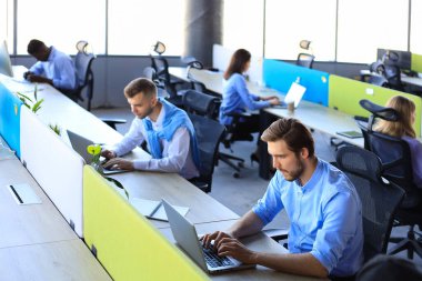 İşadamları ofiste çalışırken borsa verilerini analiz ediyorlar.