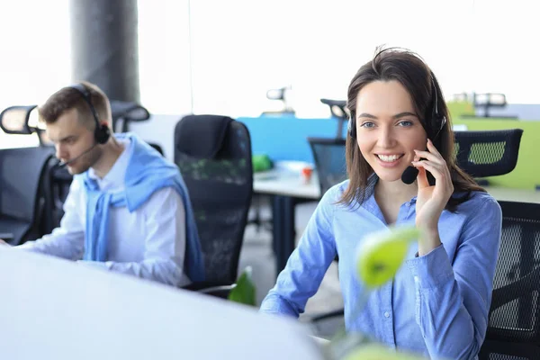 Opérateur Souriant Centre Appels Masculin Avec Écouteurs Assis Dans Bureau — Photo