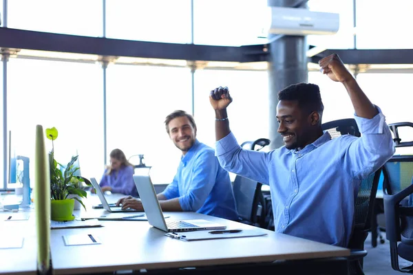 Zakenman met opgeheven armen vierde succes ontving goed nieuws over e-mail in functie. — Stockfoto