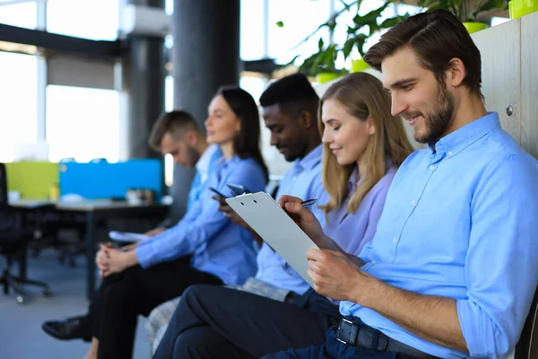 Empresários à espera de uma entrevista de emprego. Cinco candidatos competindo por uma posição — Fotografia de Stock