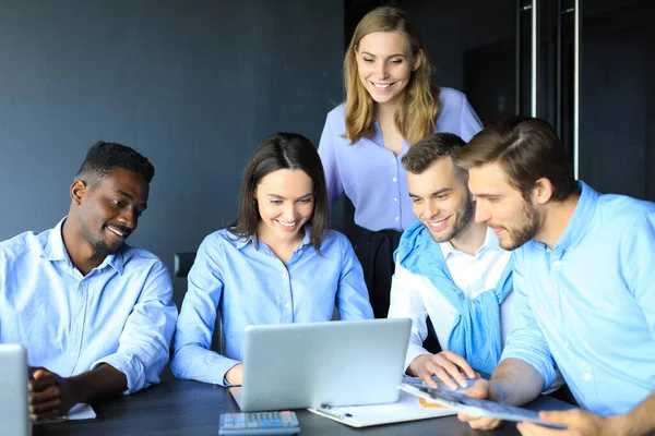 Startup business team on meeting in modern bright office interior brainstorming, εργασία σε laptop και tablet υπολογιστή — Φωτογραφία Αρχείου