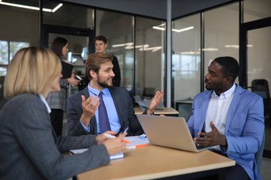 iş toplantısı - iş arkadaşları ile tartışmaya Müdürü