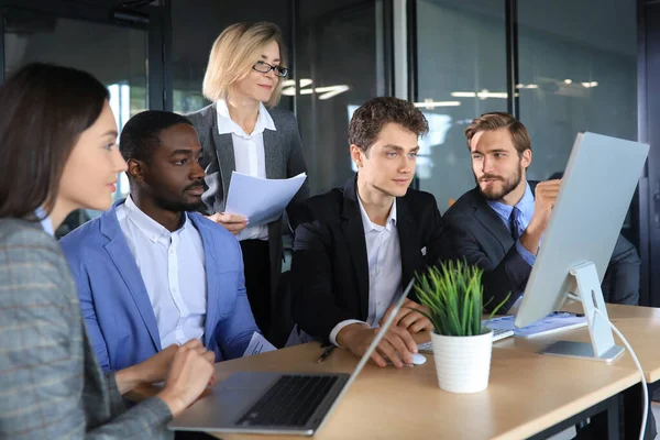 Affärsmöte Manager Diskuterar Arbetet Med Kollegorna — Stockfoto