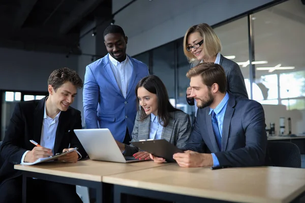 Brainstorming Groupe Gens Affaires Regardant Ordinateur Portable Ensemble Une Femme — Photo