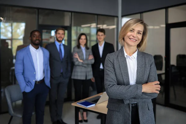 Mujer Negocios Con Personal Grupo Personas Segundo Plano Oficina Brillante — Foto de Stock