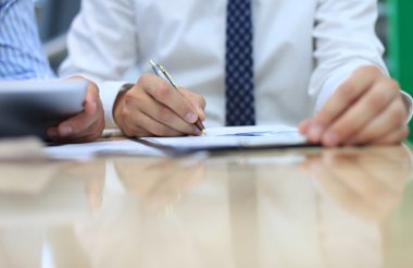 consulente aziendale, analizzando i dati finanziari