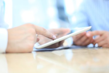 consulente aziendale, analizzando i dati finanziari