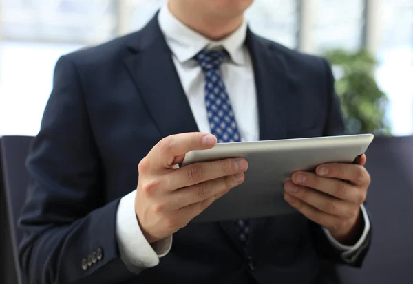 Sezione centrale dell'uomo d'affari utilizzando tablet digitale — Foto Stock