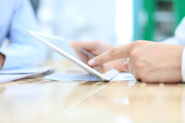 Business adviseur analyseren van financiële cijfers — Stockfoto