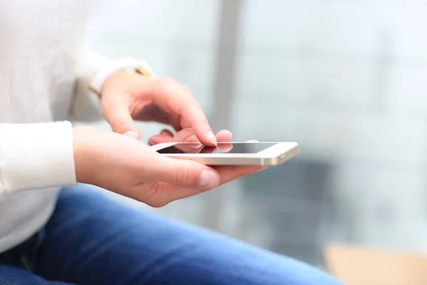 Primer plano de una mujer usando un teléfono inteligente móvil —  Fotos de Stock