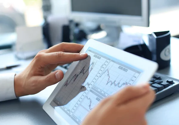 iş kişi mali tablet ekrandaki istatistik analiz