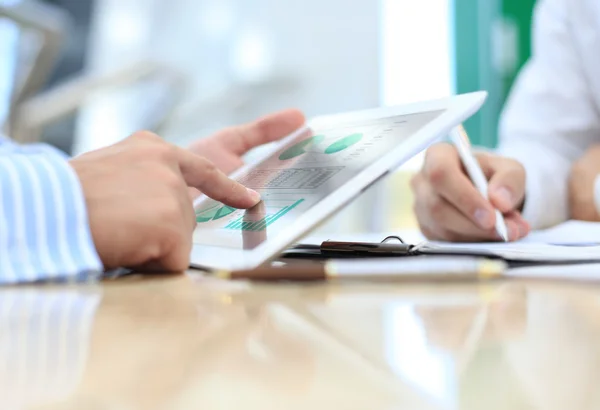 insan eli dokunmatik çalışma ortamı toplantısında gösteren görüntü