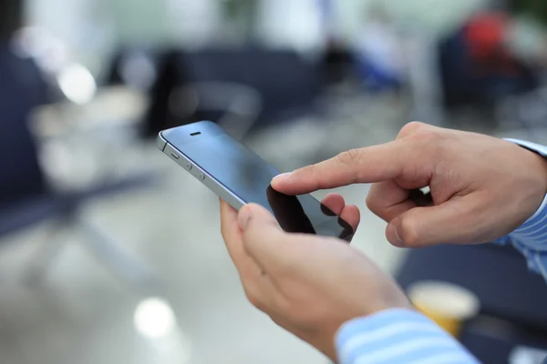 Mobil akıllı telefon kullanan bir iş adamı yakın çekim