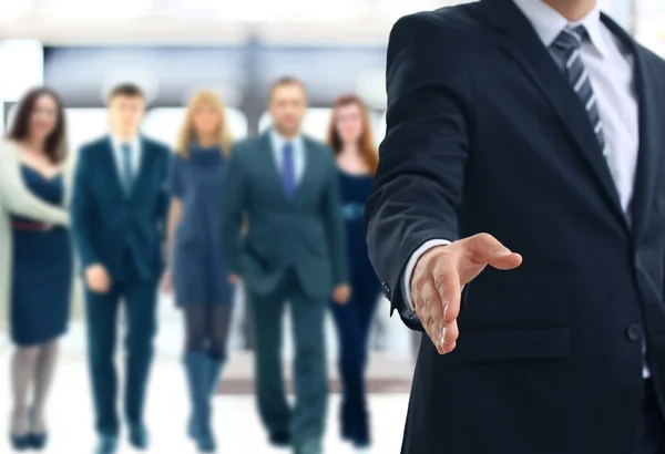 İşi bağlamaya hazır eli açık bir iş adamı.