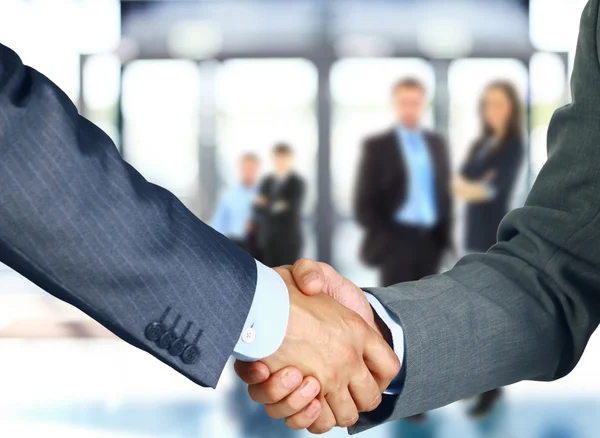 Associados de negócios apertando as mãos no escritório — Fotografia de Stock