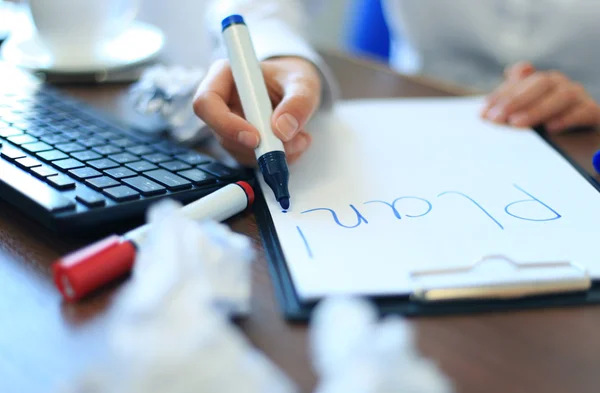 Zakenvrouw schrijven van lege plan lijst — Stockfoto