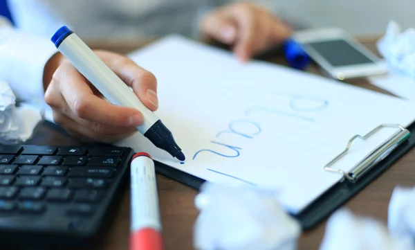 Mujer de negocios escribiendo lista de planes en blanco — Foto de Stock