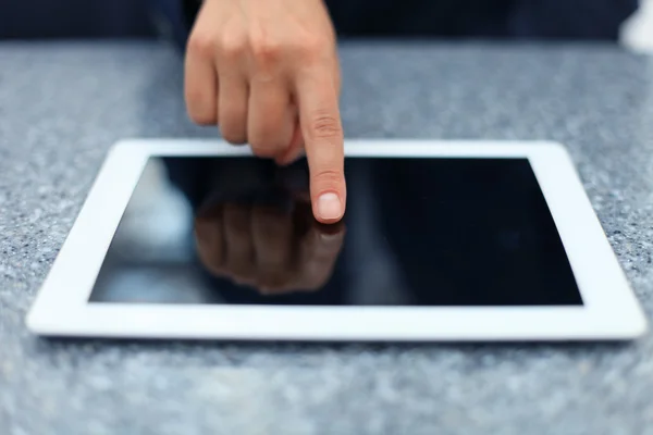 女人手触摸屏现代数字 tablet pc 上. — 图库照片