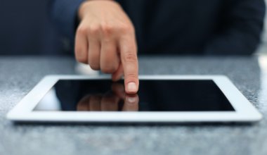 modern dijital tablet pc ekranda dokunmadan kadın eli.
