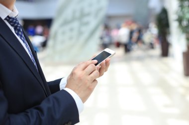 Mobil akıllı telefon kullanan bir iş adamı yakın çekim