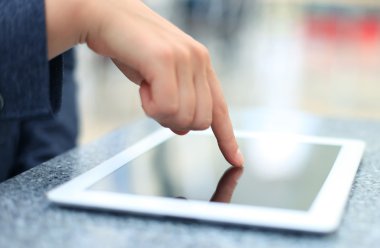 modern dijital tablet pc ekranda dokunmadan kadın eli