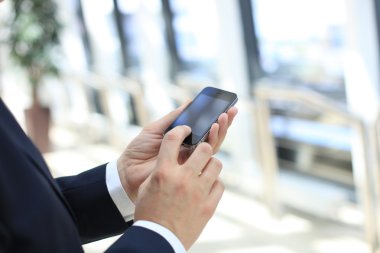 Mobil akıllı telefon kullanan bir iş adamı yakın çekim