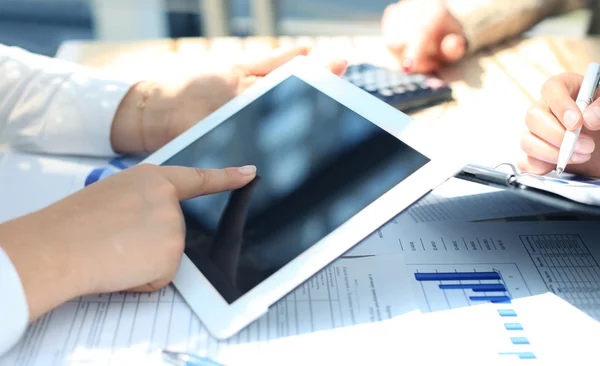 Bedrijfsadviseur die de financiële cijfers analyseert die de voortgang van de werkzaamheden van de onderneming aangeven — Stockfoto