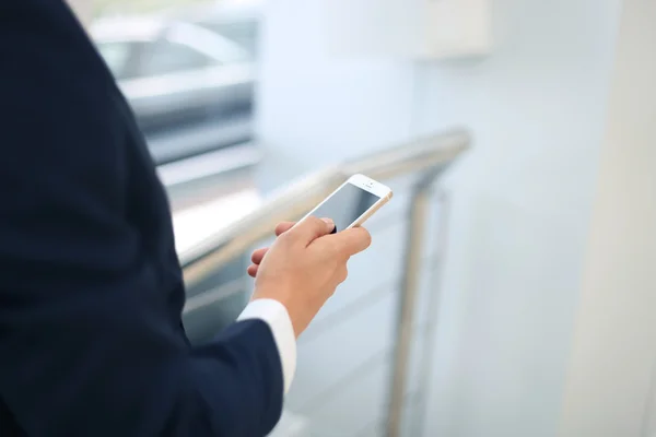 Primer plano de un hombre de negocios que usa un teléfono inteligente móvil — Foto de Stock