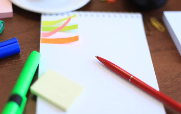 Espacio de trabajo con taza de café, papel de nota en la mesa — Foto de Stock