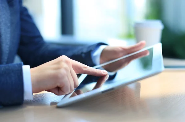 Gros plan de la femme d'affaires tenant tablette numérique et tasse de café — Photo