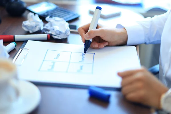 Mujer de negocios escribiendo en blanco El 4 P De Marketing — Foto de Stock