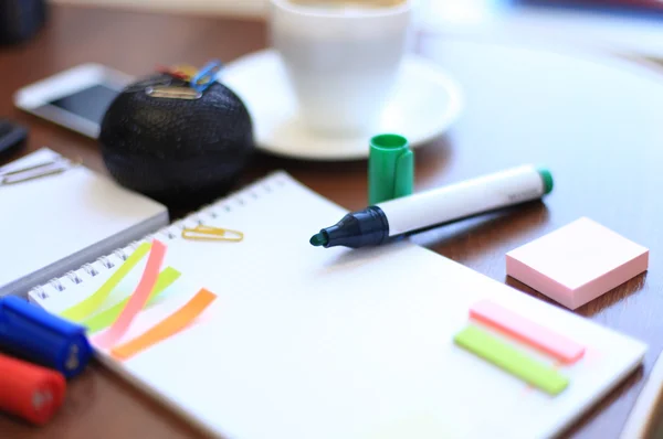 Blanco vel en stationeries met kopje koffie op de tabel — Stockfoto