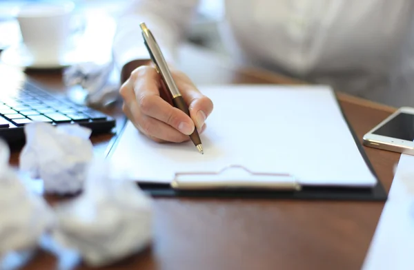 Close-up van Zakenvrouw maakt een notitie op zakelijke document — Stockfoto