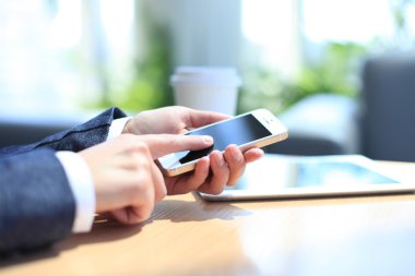 Dijital tablet bilgisayar ve cep telefonu ile modern iş yeri
