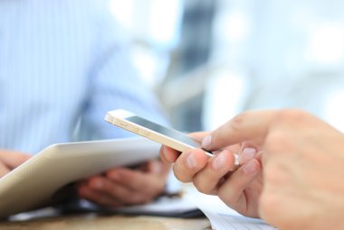 portre, arka planda çalışan arkadaşları da el smartphone