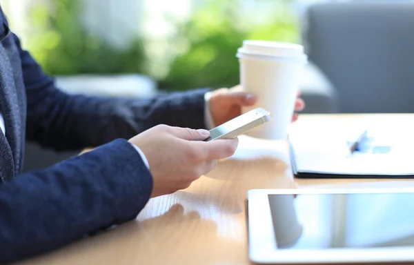 Lugar de trabajo moderno con tableta digital y teléfono móvil —  Fotos de Stock