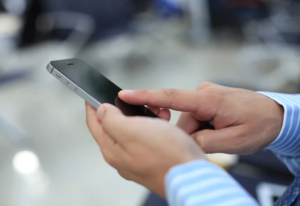 Primer plano de un hombre de negocios que usa un teléfono inteligente móvil — Foto de Stock