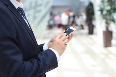 telefon kullanarak bir iş adamı yakın çekim