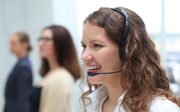 Empleado joven que trabaja con auriculares — Foto de Stock