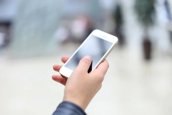 Nahaufnahme einer Frau mit Handy — Stockfoto