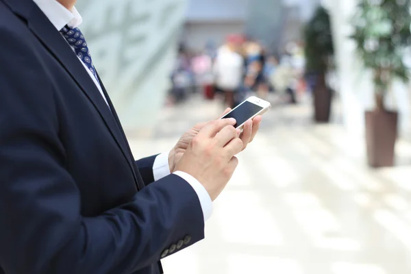 Primer plano de un hombre de negocios usando el móvil — Foto de Stock