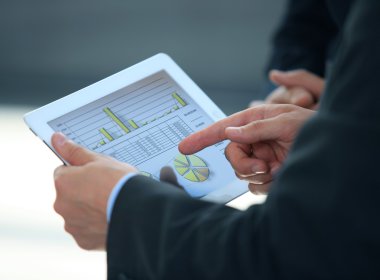 iş kişi mali tablet ekrandaki istatistik analiz