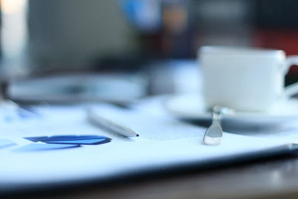 事務用品やテーブルの上のコーヒー カップ — ストック写真