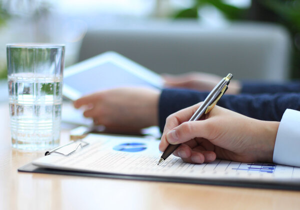 Бизнес-консультант, анализирующий финансовые показатели, указывающие на прогресс в работе компании