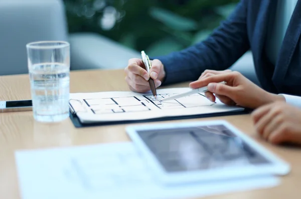 Agente immobiliare che mostra i piani di casa — Foto Stock