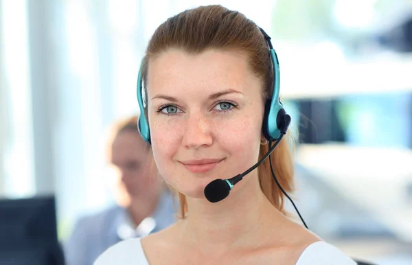 Vrouwelijke klantenondersteuning exploitant met headset — Stockfoto