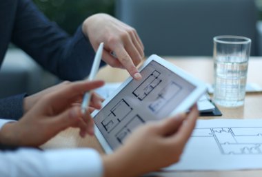 Ev planları gösterilen emlakçı