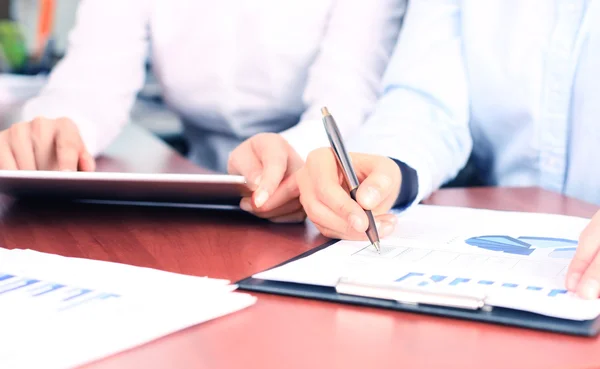 consulente aziendale, analizzando i dati finanziari